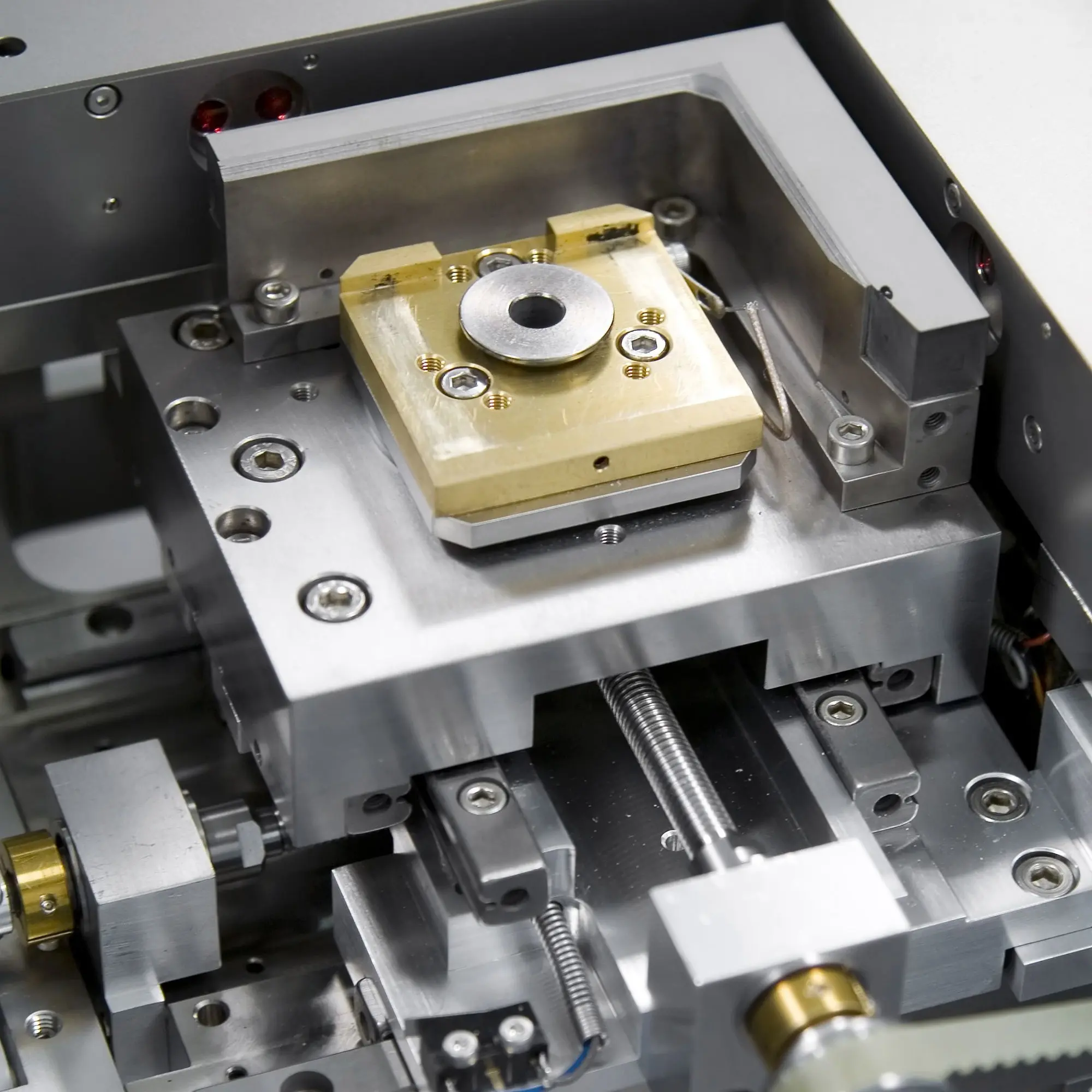 SEM stage focusing